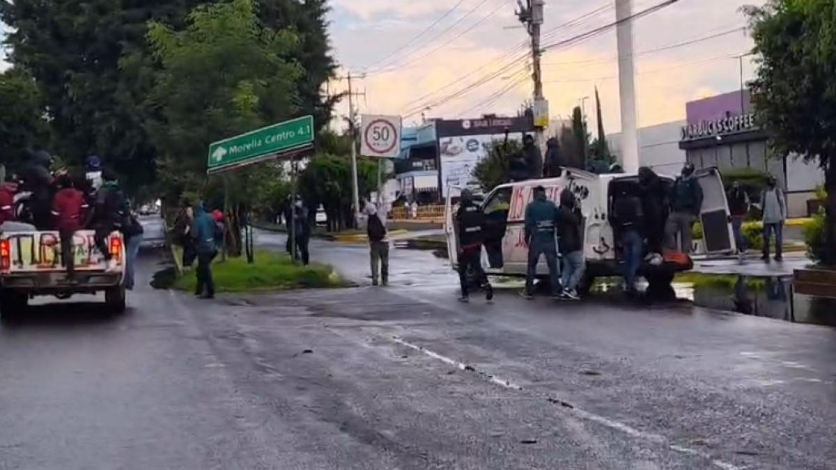 Caos en Morelia: normalistas destrozan comercios y se enfrentan a la policía