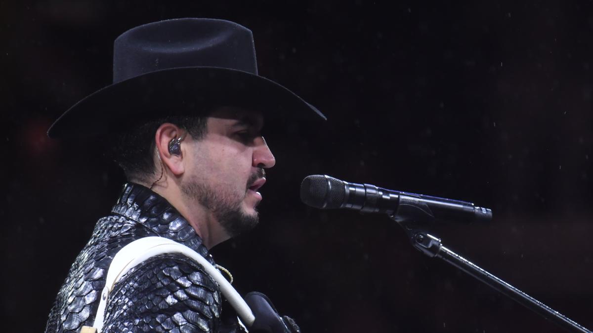 Ni la lluvia lo detuvo: Edén Muñoz canta 40 canciones en la Plaza México