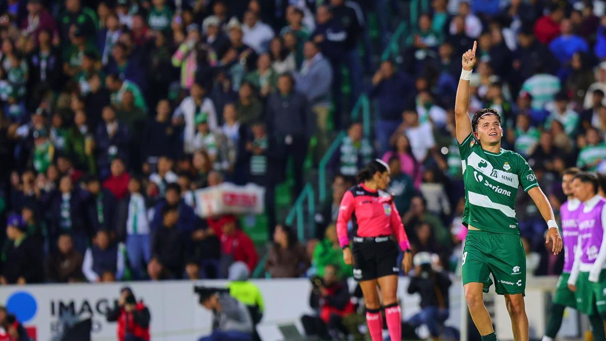 Santos llega a cinco victorias consecutivas con hat-trick del mexicano Tahiel Jiménez