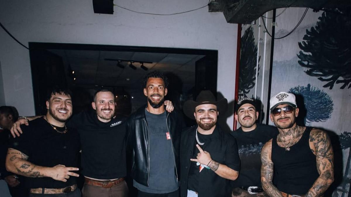 Vozinha sorprende al aparecer en concierto de Grupo Frontera; así fue su encuentro